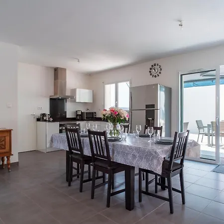 Holiday home La Bulle De Landrezac - Jacuzzi Et Proche
